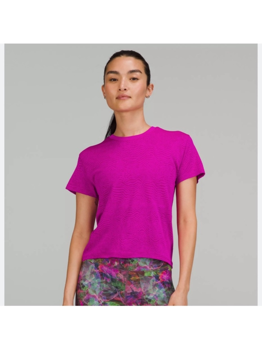 Lululemon tee Women's Crewneck Short Sleeve Top in Fuchsia